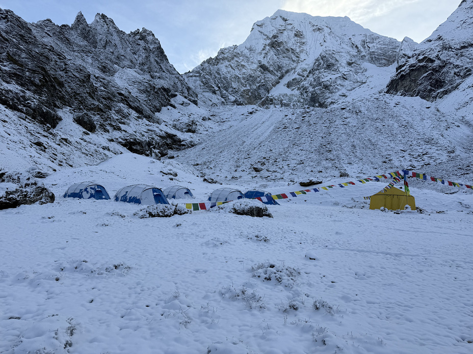ALTITUDE JUNKIES, Cholatse