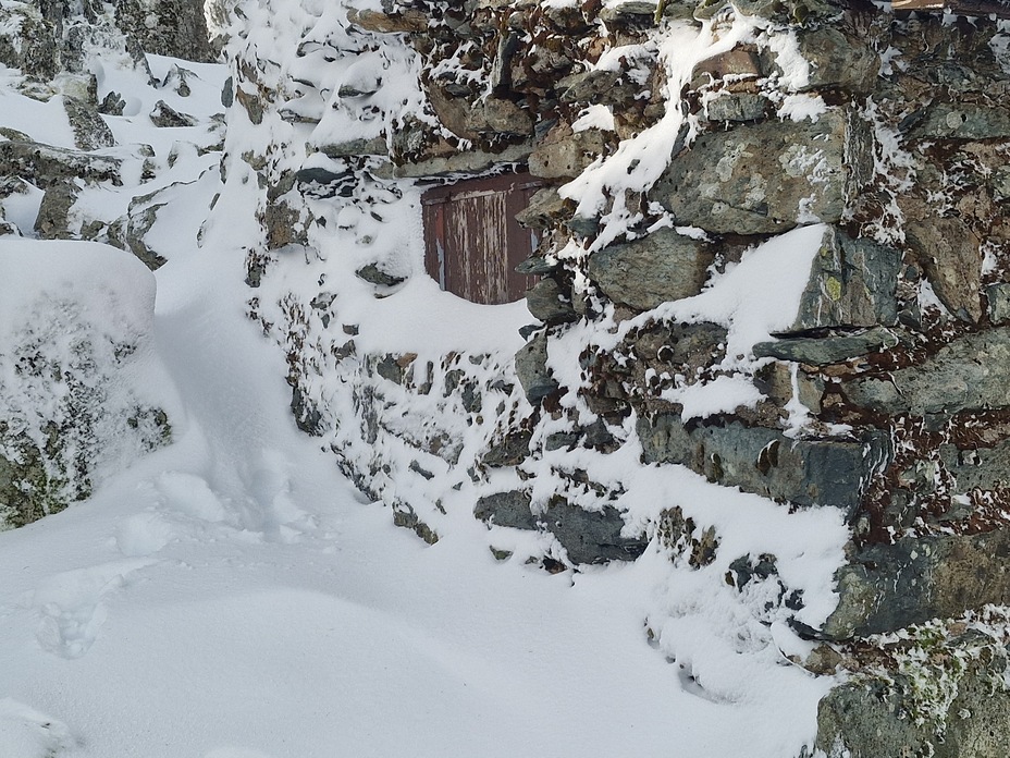The mountain refuge hut at Foel Grach