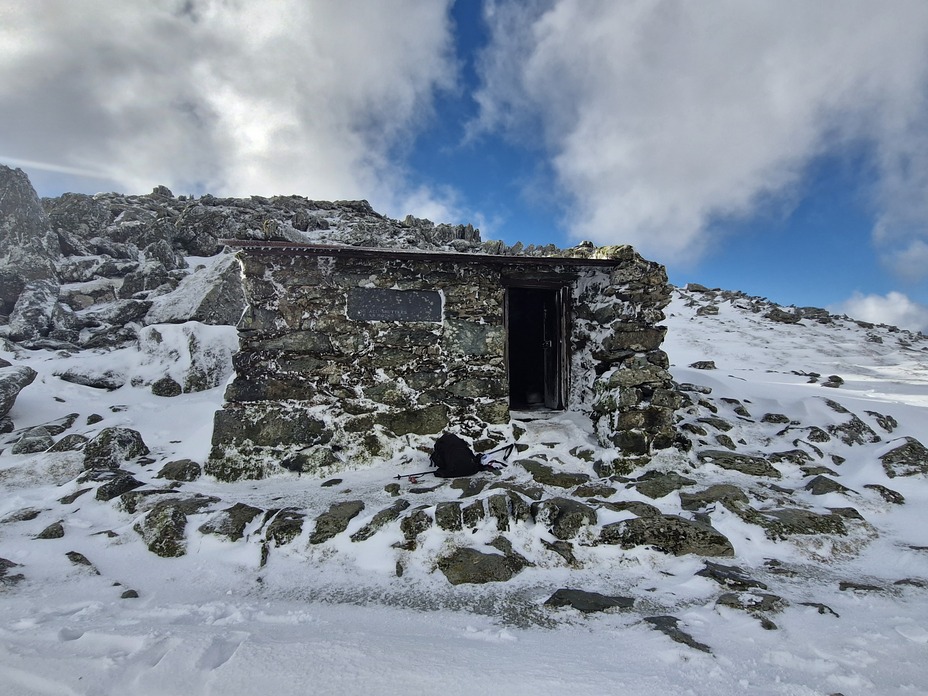 The mountain refuge hut at Foel Grach