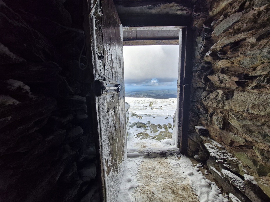 The mountain refuge hut at Foel Grach