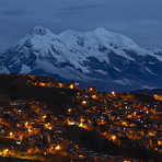 Illimani desde la ciudad de La Paz en la noche