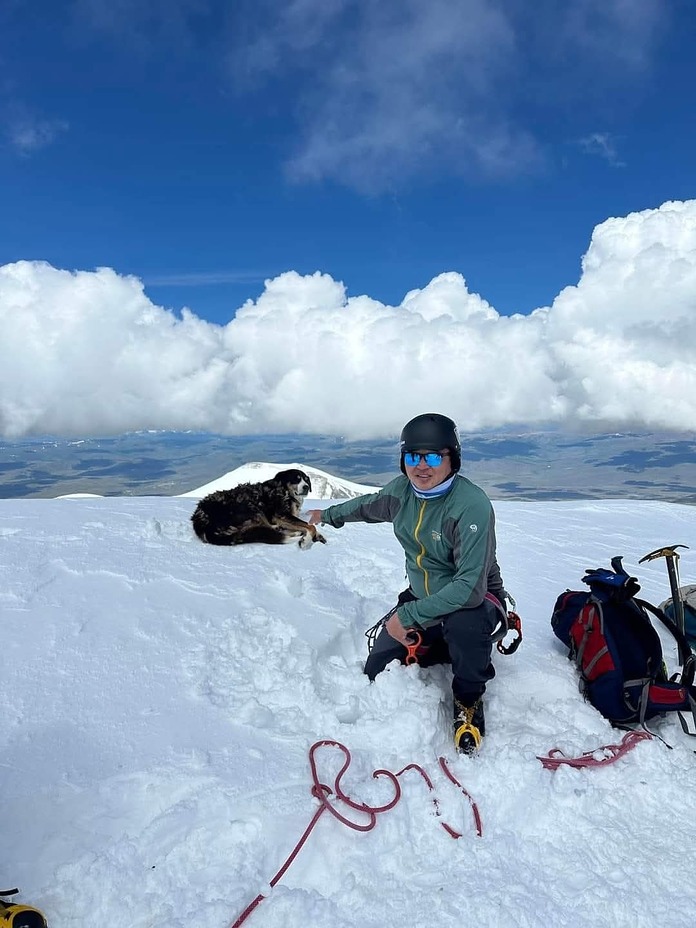 Хүйтэн 4374м, Khüiten Peak or Friendship Peak (友谊峰)