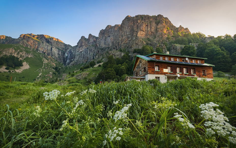 Ray hut, Hiža Raj