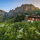 Ray hut, Hiža Raj