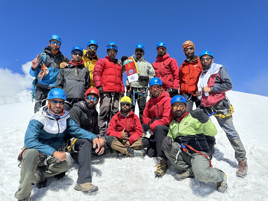 summit team photo, Kolhoi Peak