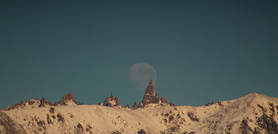 La luna y el cerro Catedral