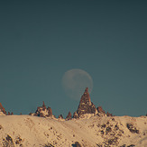 La luna y el cerro Catedral