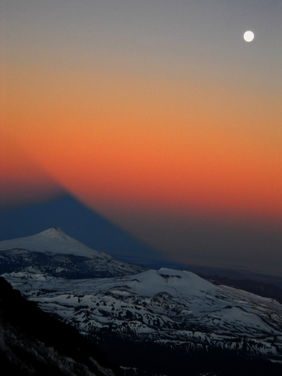 Amanecer con luna llena..., Volcan Lanin